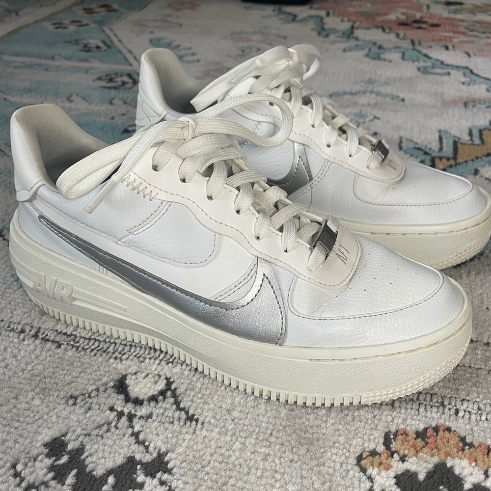 Nike Air Force 1 platform Women Size 8 White Silver